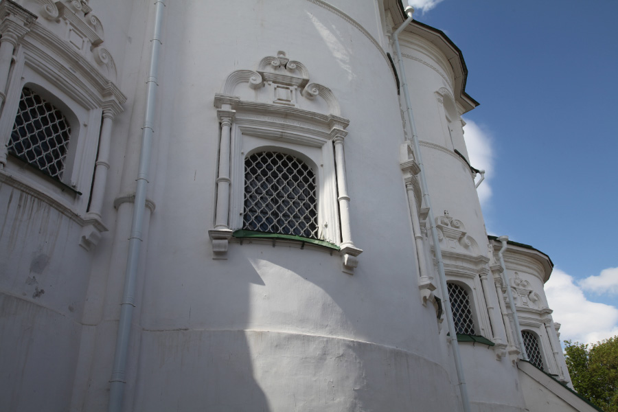 baroque windowns on Holy Trinity Cathedral inside the Krom of Pskov Троицкий Собор