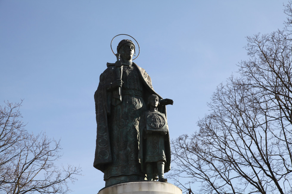 Monumental bronze sculpture of grandmother and grandson in Olga's home town of Pskov by В М Клыков – V.M. Klykov